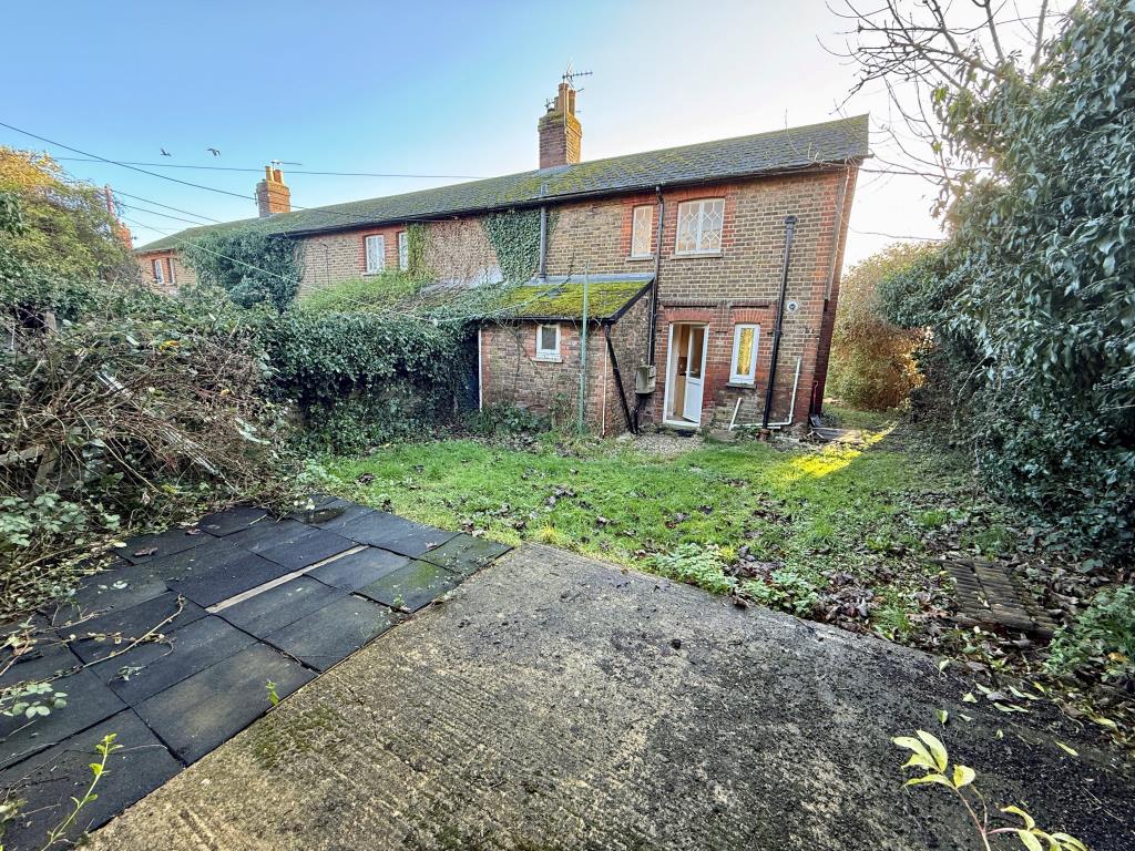 Lot: 60 - THREE-BEDROOM HOUSE FOR IMPROVEMENT - Garden to rear